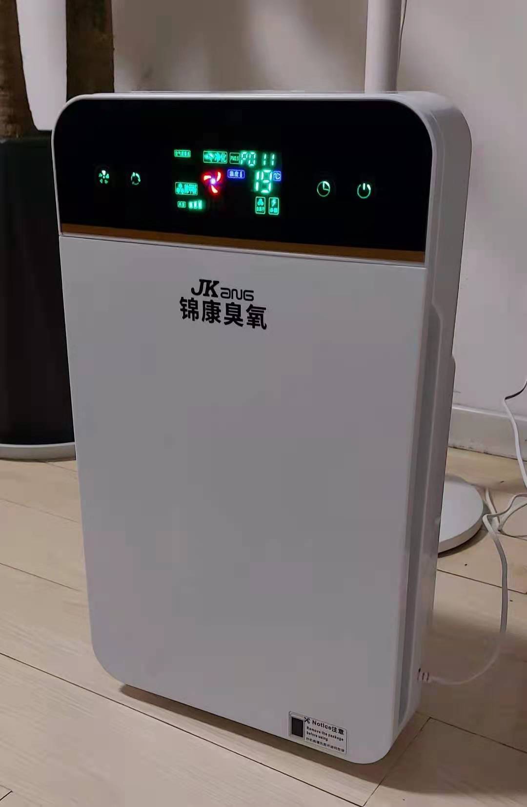 锦康臭氧新研发小型化臭氧发生器专门针对汽车空气净化让您的身体更加健康